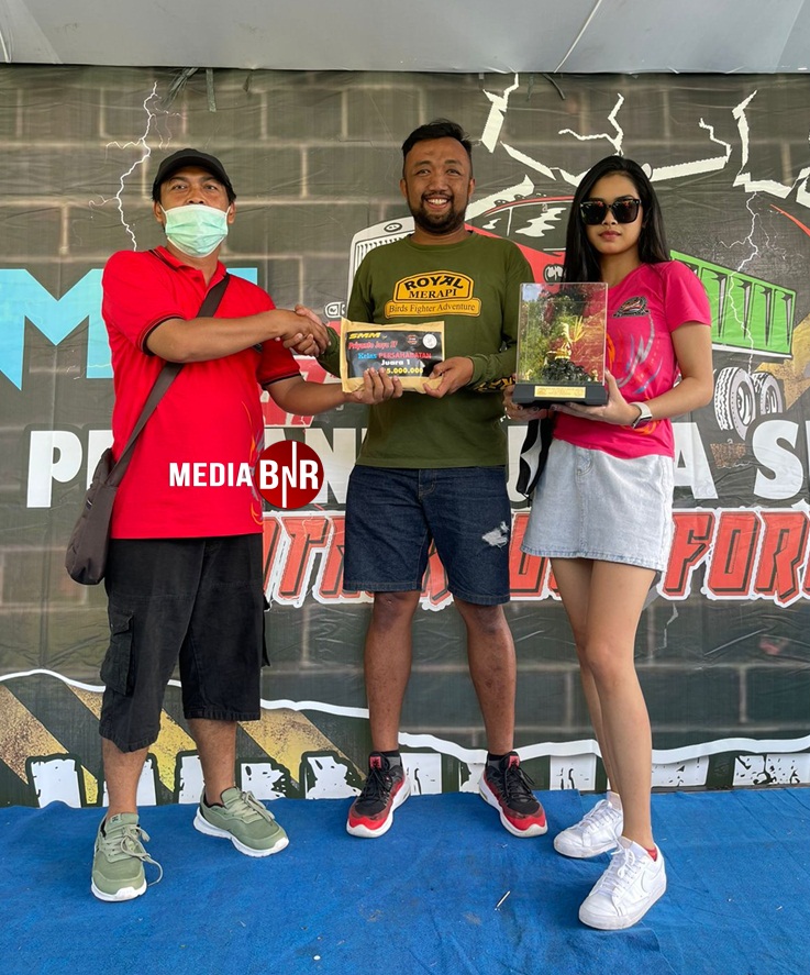 Noor RS saat menerima Juara 1 dan tropy