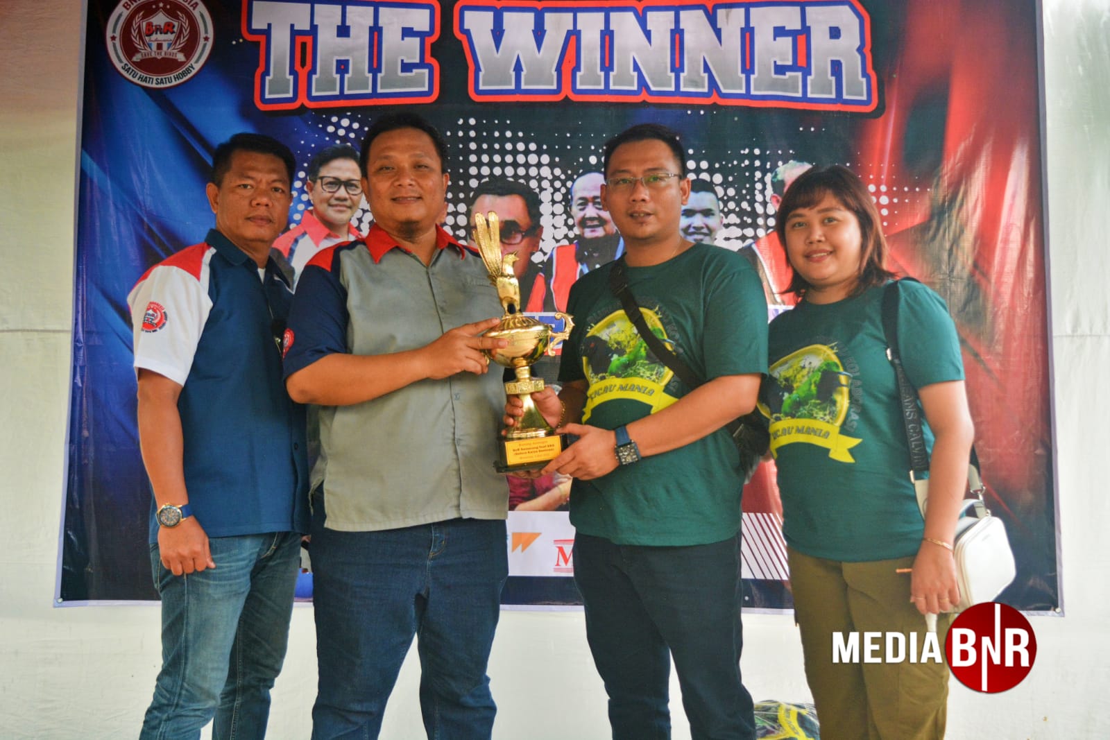 Simbolis serah terima tropy BnR Semarang Feat CV. GKS pimpinan Mahendra