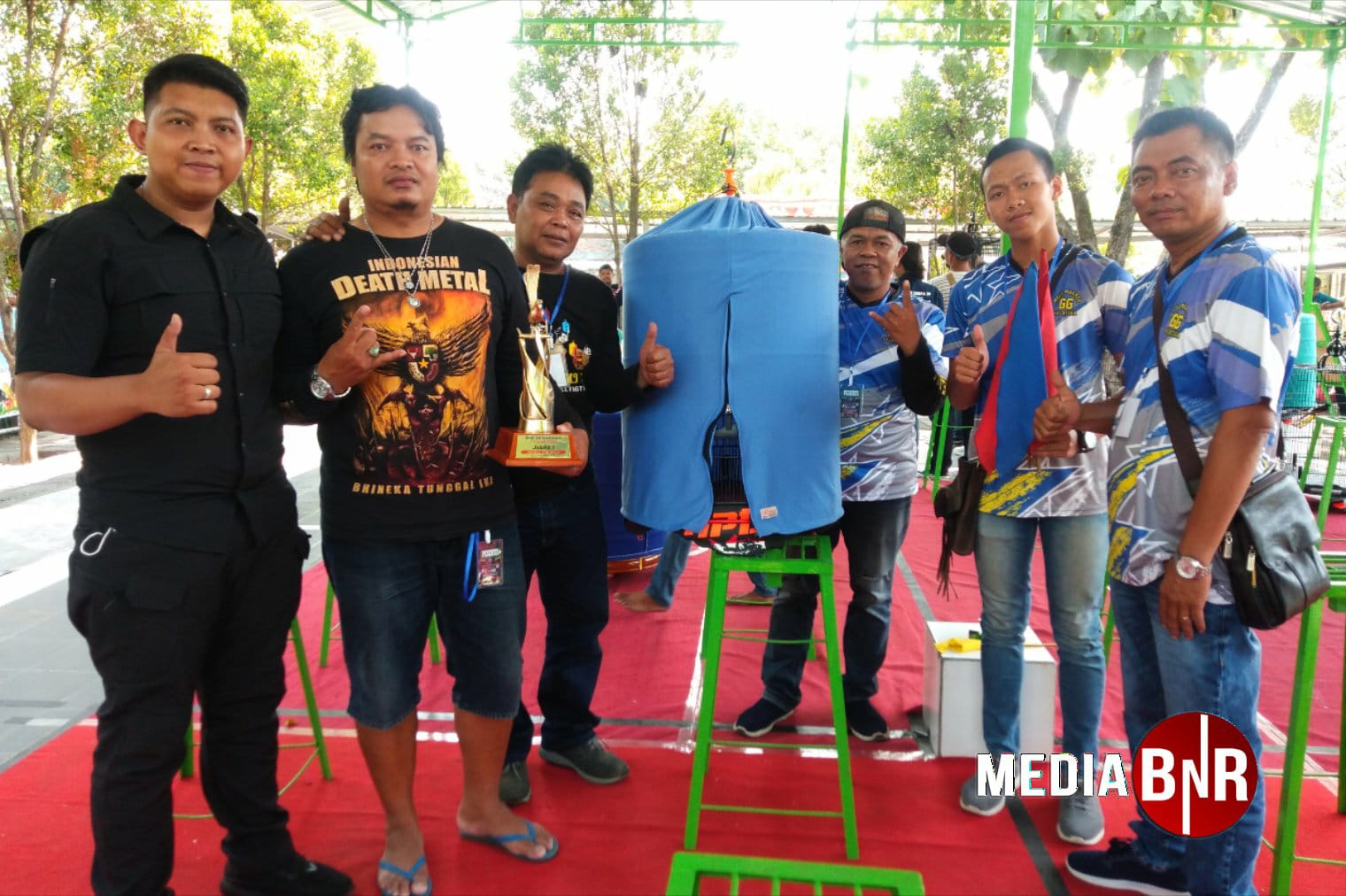 Surya Jr 26-Aditya SF juara 1 kelas utama murai batu simbolis menerima tropy juara dari Dimas