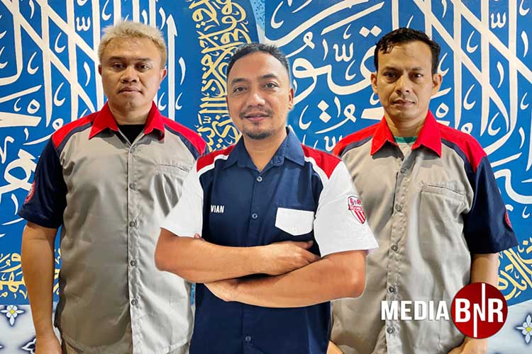 Dari kiri" Ungki Ketua BnR Jogja, Pian Ketua Pantia, Iskandarsyah Penasehat lomba (bnr)